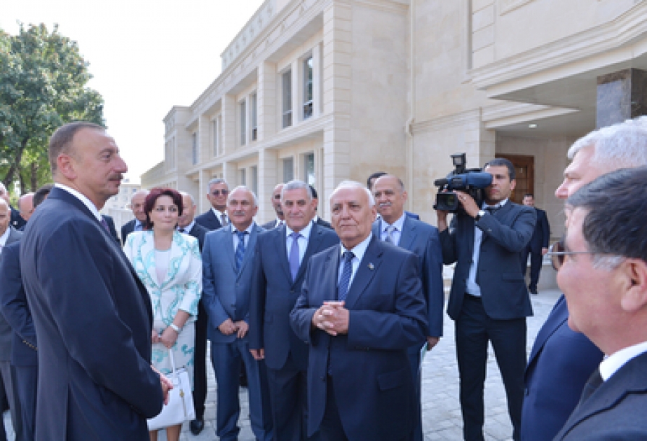 Le président Ilham Aliyev s’est familiarisé avec l’avancement des travaux de réparation et de reconstruction en cours dans le bâtiment du Théâtre national du Drame de Chéki Sabit Rahman VİDEO