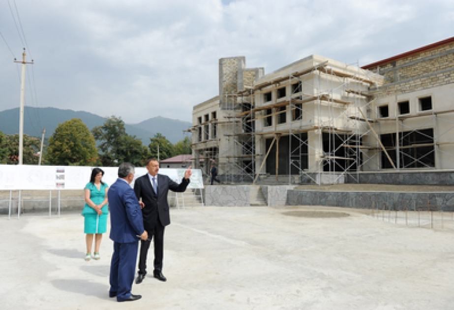 President Ilham Aliyev inspizierte im Rayon Zakatala den Verlauf von Bauarbeiten am Heydar Aliyev-Zentrum VİDEO