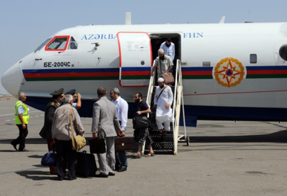 Plane with Azerbaijani citizens evacuated from Egypt lands in Baku VİDEO