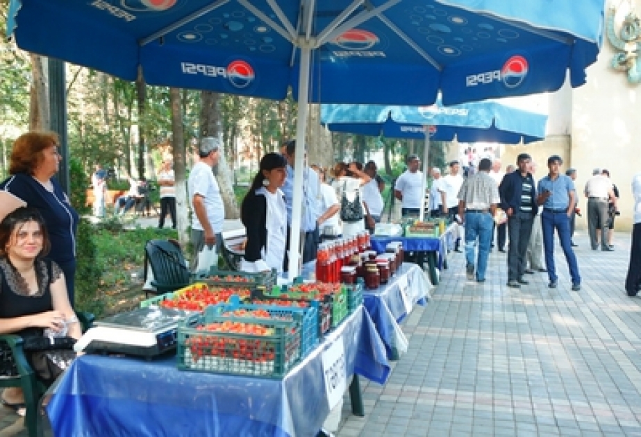 В Гяндже состоялась ярмарка-продажа клубники