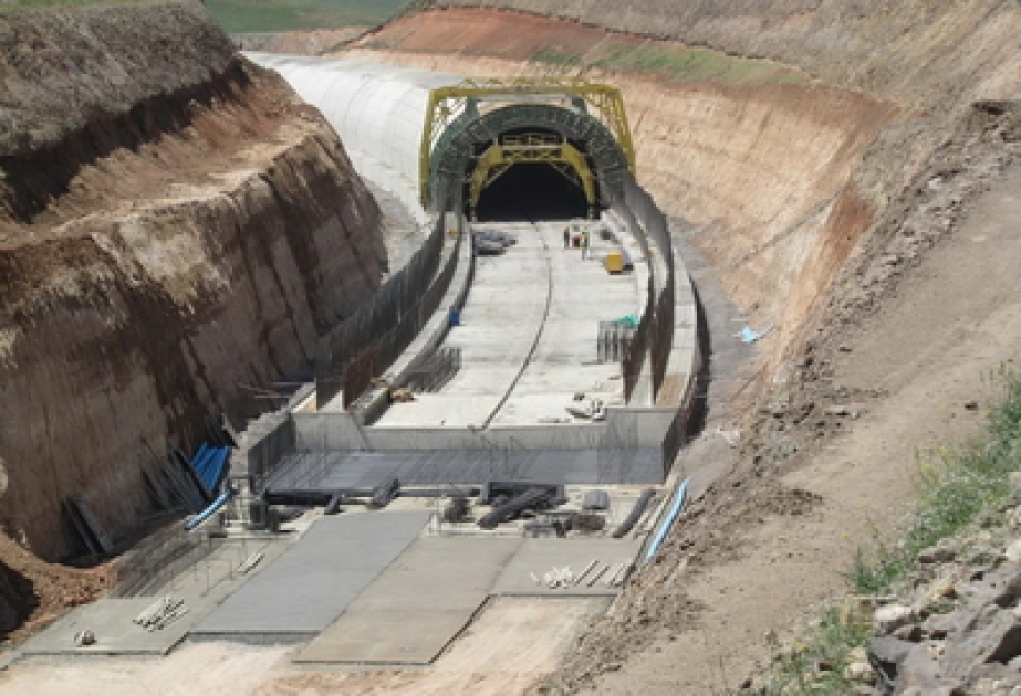 Bakı-Tbilisi-Qars dəmir yolu üzərindəki tunelin Gürcüstan hissəsinin tikintisinə başlanılmışdır