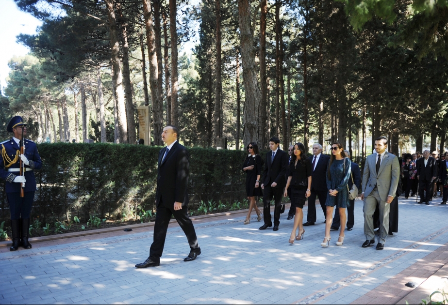 Azərbaycan xalqı ümummilli lider Heydər Əliyevin misilsiz xidmətlərini heç vaxt unutmayacaqdırPrezident İlham Əliyev ulu öndər Heydər Əliyevin məzarını ziyarət etmişdir VIDEO