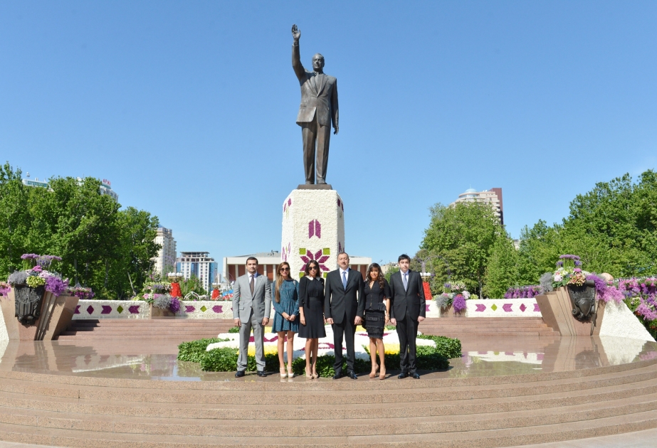 Prezident İlham Əliyev ümummilli lider Heydər Əliyevin anadan olmasının 90 illik yubileyi münasibətilə paytaxtda təşkil edilmiş Gül bayramında iştirak etmişdir VIDEO