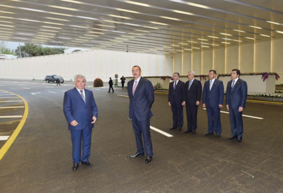 Bakıda “Qələbə meydanı” müxtəlif səviyyəli tunel tipli yol qovşağı” layihəsi çərçivəsində inşa edilən beş tunelin açılışı olmuşdurAzərbaycan Prezidenti İlham Əliyev mərasimdə iştirak etmişdir VİDEO