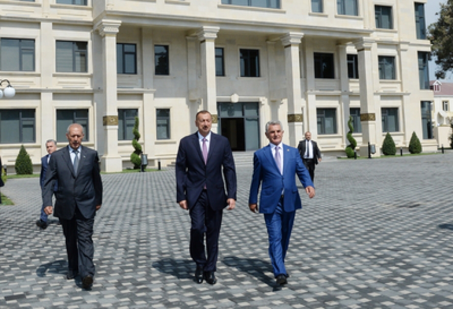 Prezident İlham Əliyev Biləsuvar Rayon İcra Hakimiyyətinin yeni inzibati binasında yaradılmış şəraitlə tanış olmuşdur VİDEO