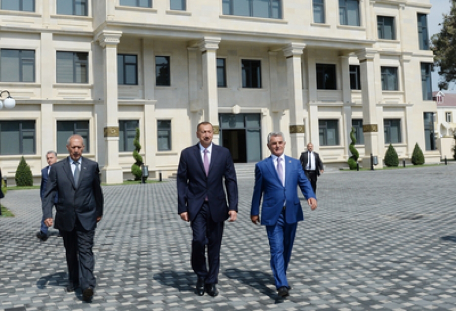 Präsident Ilham Aliyev im Bezirk Bilasuvar im neuen Verwaltungsgebäude der Exekutive geschaffene Bedingungen inspiziert VİDEO