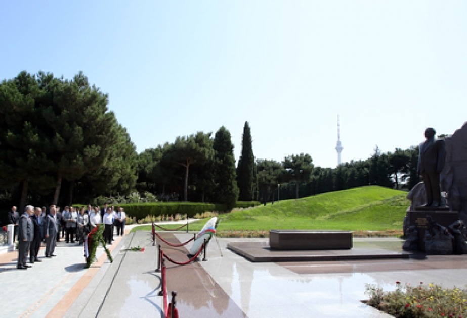 Les directeurs des centres d’études économiques des pays membres de l’OCI ont visité la tombe du leader national Heydar Aliyev et l’Allée des Patriotes