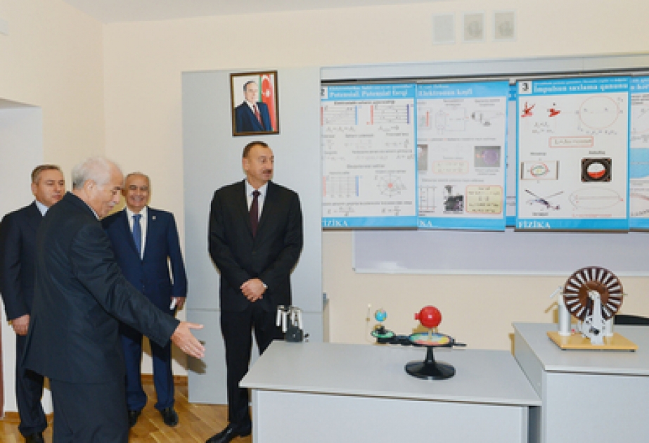 Präsident Ilham Aliyev im Stadtbezirk Nasimi den Zustand von Lehrgebäuden der Schulen Nr.19 und 240 nach einer Generalinstandsetzung inspiziet VİDEO