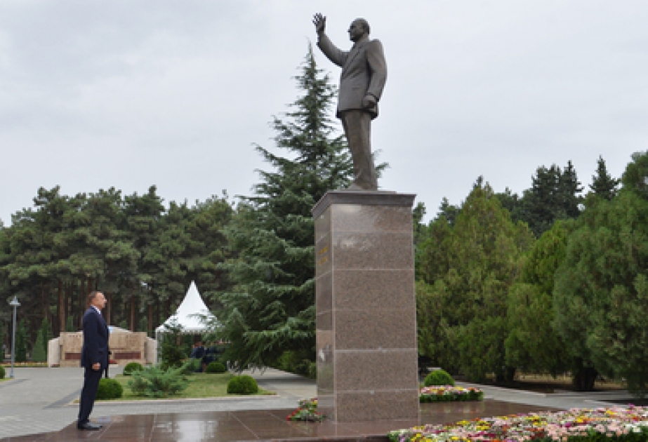 Aserbaidschans Präsident Ilham Aliyev im Rayon Naftalan das Denkmal von großem Leader besucht VİDEO