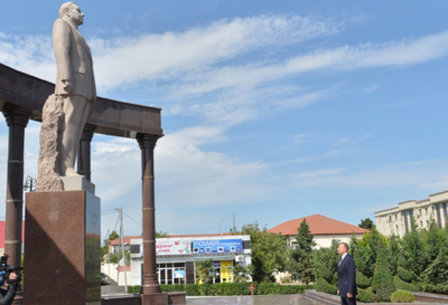 Посещение памятника великому лидеру Гейдару Алиеву в Шамкире VİDEO