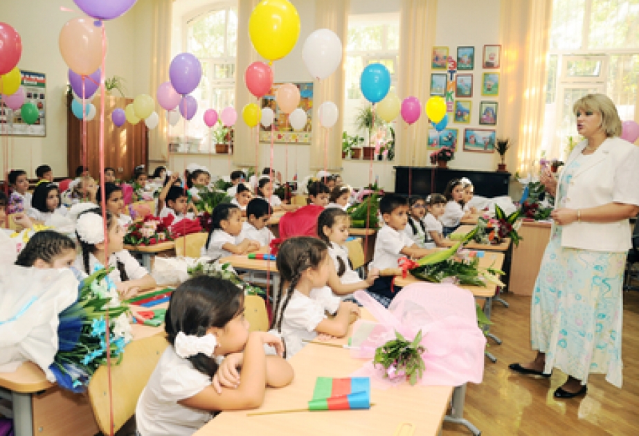 Die deutsche Botschafterin in Aserbaidschan den Schüler und Schülerinnen anläßlich des Beginns von neuem Schuljahr Geschenke präsentiert