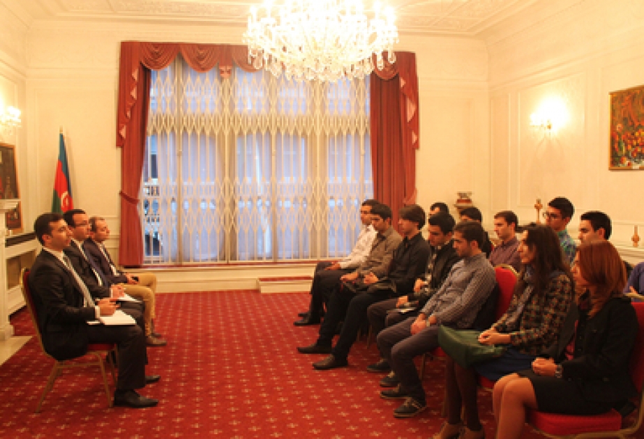 Azerbaijani embassy official meets Azerbaijani students studying in UK