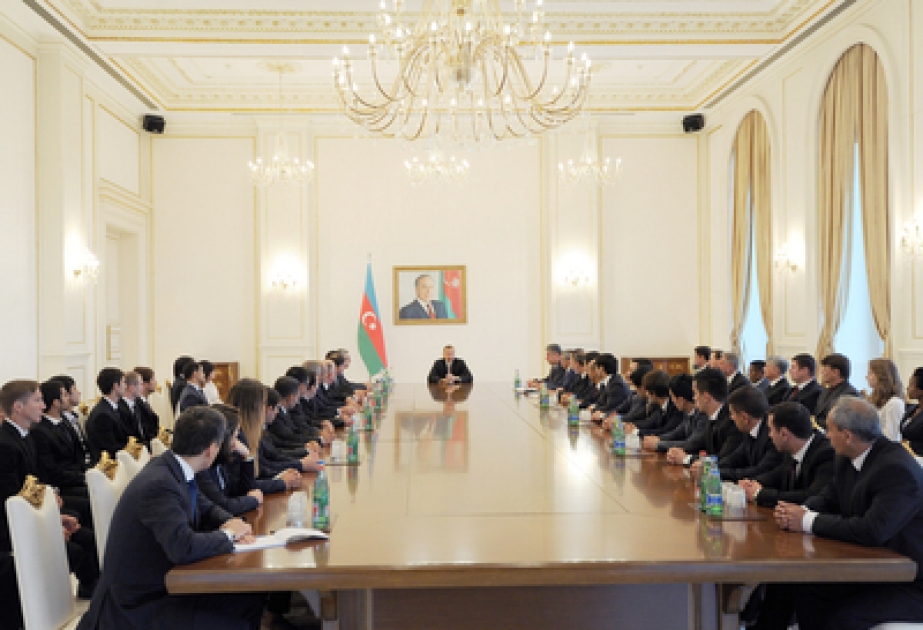 Le président azerbaïdjanais Ilham Aliyev a reçu les médaillés du IIIe Jeux de la Solidarité Islamique 2013 VİDEO