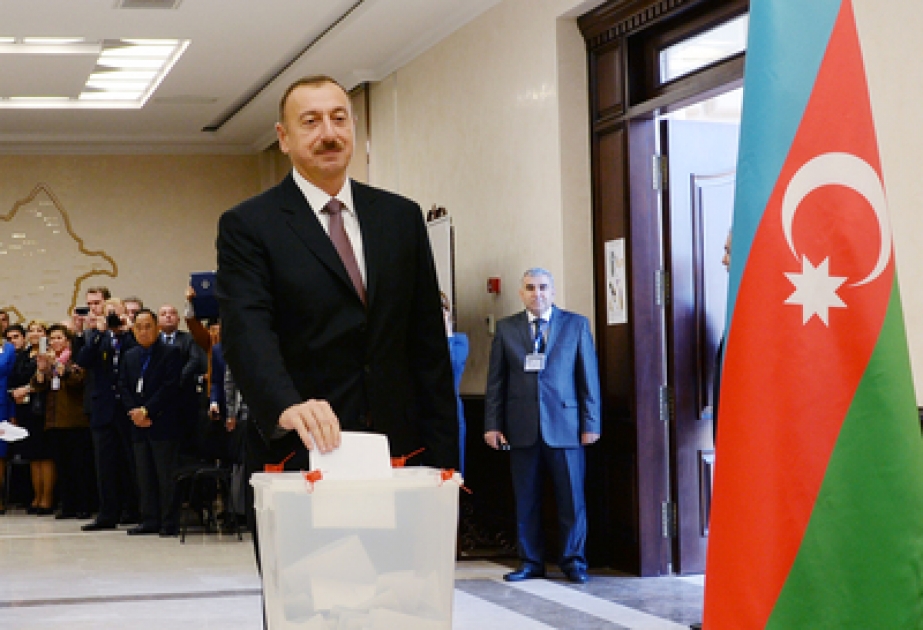 Aserbaidschans Präsident Ilham Aliyev im Wahllokal Nr.6 seine Stimme abgegeben VİDEO