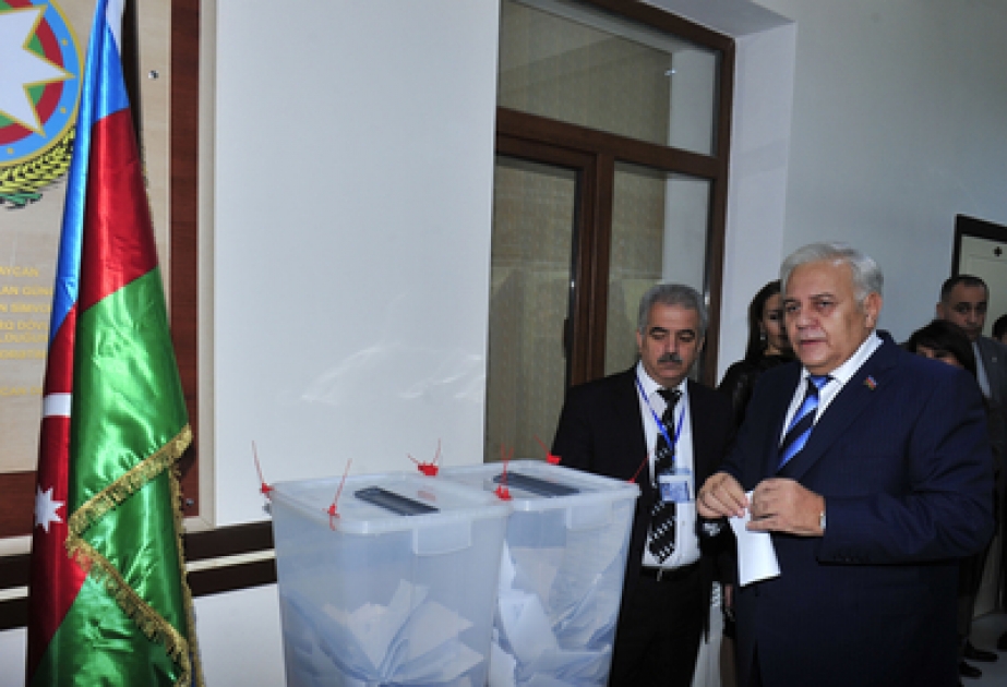رئيس المجلس الوطني الأذربيجاني يدلي بصوته في الانتخابات الرئاسية بأذربيجان