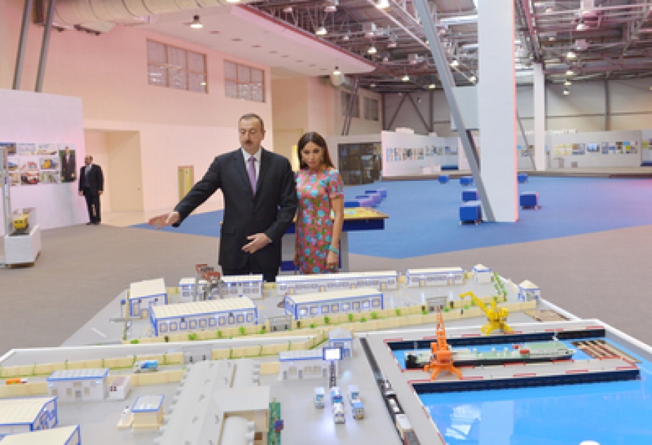 Präsident Ilham Aliyev sich mit der Ausstellung “Aserbaidschan innerehalb von 10 Jahren: Umsetzung von staatlichenn Programmen für sozialökonomische Entwicklung” vertraut gemacht VİDEO