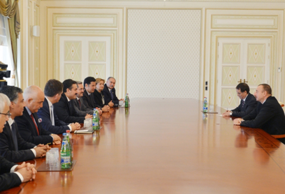 Aserbaidschans Präsident Ilham Aliyev eine Delegation der Großen Nationalversammlung der Türkei empfangen VİDEO