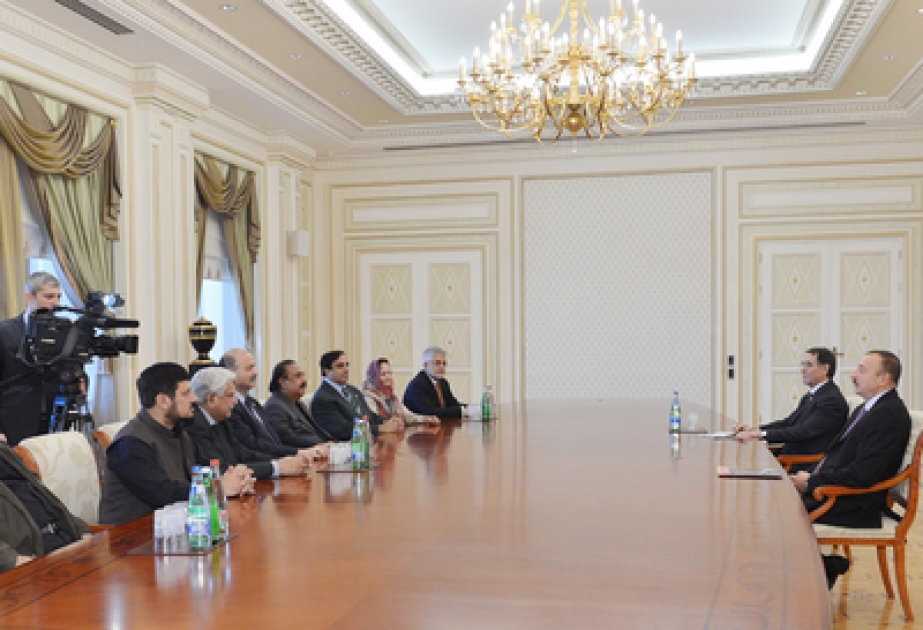Aserbaidschans Präsident Ilham Aliyev eine Delegation um den Vorsitzenden des pakistanischen Senats empfangen VİDEO