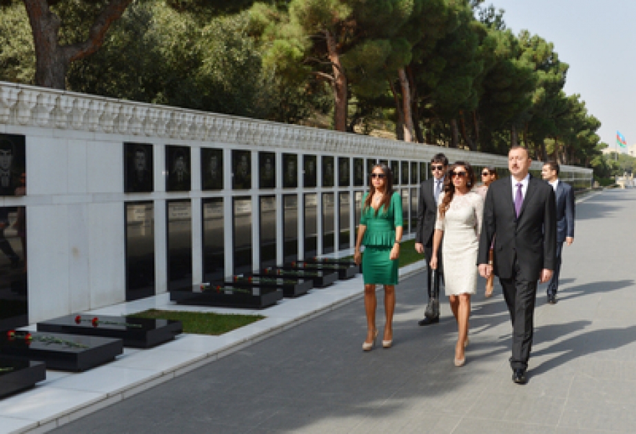 President Ilham Aliyev visits Alley of Martyrs VİDEO