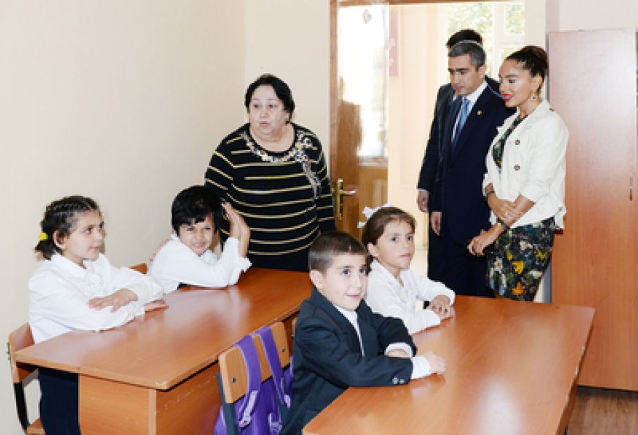 Vizepräsidentin der Heydar Aliyev-Stiftung Leyla Aliyeva in den Stadtbezirken Sabuntschu und Apscheron von Baku die Internatsschulen besucht