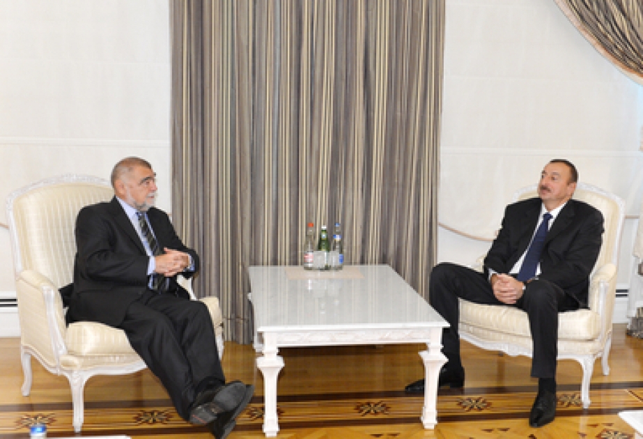 Aserbaidschans Prezident Ilham Aliyev den ehemaligen Präsidenten von Kroatien Stjepan Mesić empfangen     VİDEO