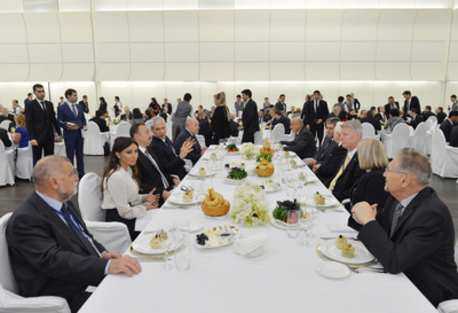 Le président azerbaïdjanais Ilham Aliyev a participé au déjeuner de travail offert aux participants du IIIe Forum humanitaire international de Bakou