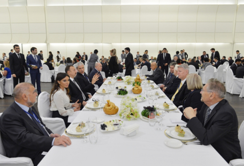الرئيس إلهام علييف يشارك في مأدبة الغذاء المنظمة لمشاركي المنتدى الإنساني الدولي الثالث بباكو