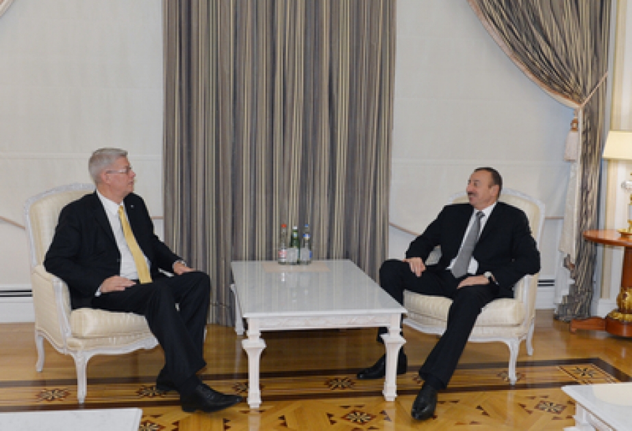 Präsident von Aserbaidschan Ilham Aliyev den ehemaligen Präsidenten von Lettland Valdis Zatlers empfangen VİDEO