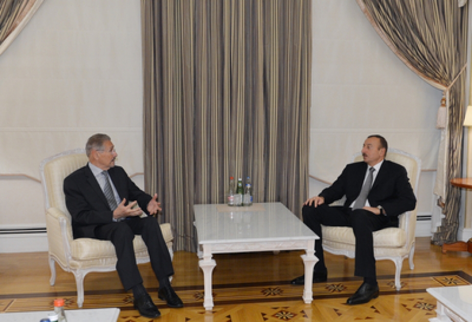 Aserbaidschans Präsident Ilham Aliyev den ehemaligen Präsidenten von Rumäniens Emil Constantinescu empfangen