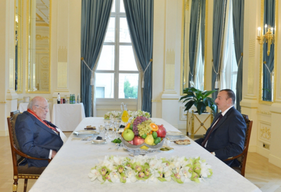 الرئيس إلهام علييف والرئيس التركي التاسع سليمان دميرال يجتمعان على مأدبة الغداء