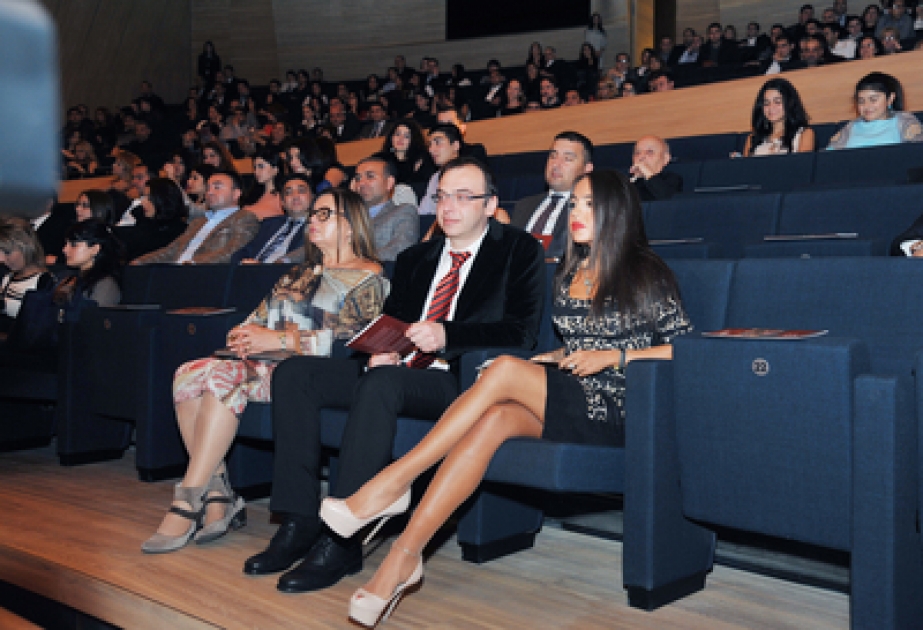 In Darbietung von Künstlern aus Moskau auf der Bühne des Heydar Aliyev-Zentrums die Oper „Sibirien“ vorgeführt