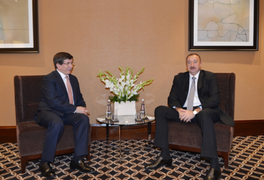 Entretien entre le président azerbaïdjanais Ilham Aliyev et le ministre turc des Affaires étrangères Ahmet Davutoglu VİDEO
