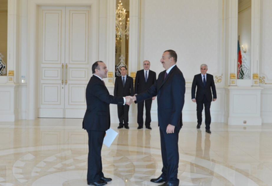 Der neue Botschafter von Albanien in Aserbaidschan sein Beglaubigungsschreiben Präsident Ilham Aliyev überreicht VİDEO