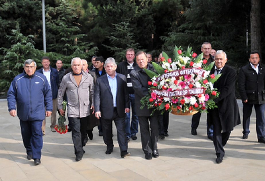 Les anciens footballeurs azerbaïdjanais et ouzbeks ont visité l’Allée d’honneur et l’Allée des Patriotes