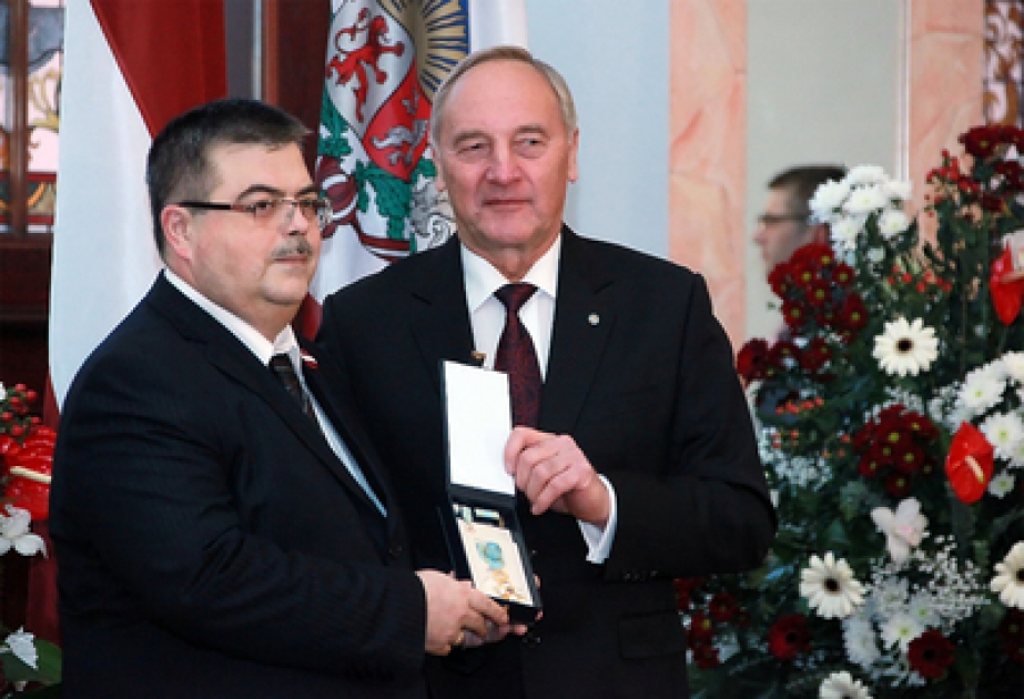 Le président letton a remis le Prix d'État au directeur du Centre culturel azerbaïdjanais «Ocaq»