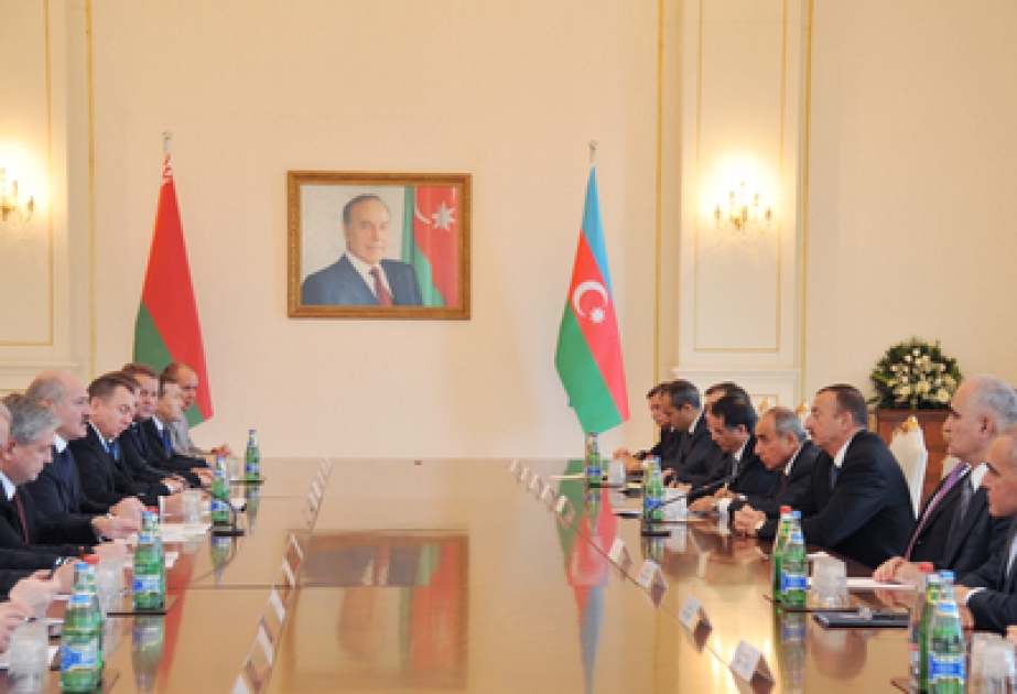 Les présidents azerbaïdjanais et biélorusse ont tenu la réunion avec la participation des délégations VİDEO
