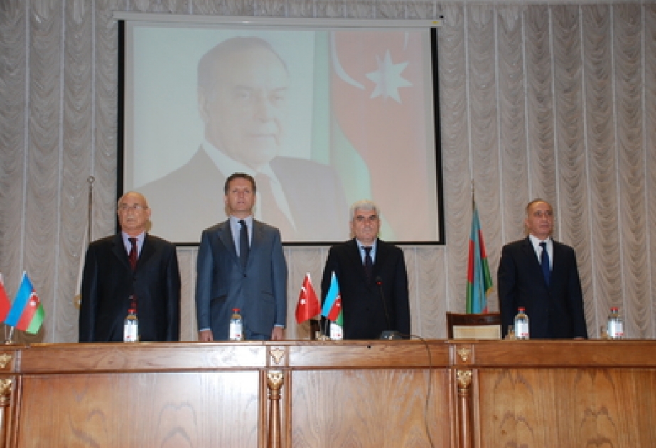 В Азербайджанском государственном экономическом университете почтили память общенационального лидера Гейдара Алиева