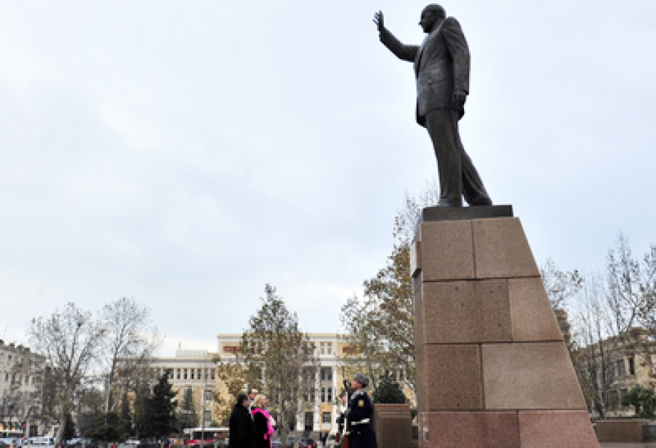 Le chef de la délégation de l’Union européenne en Azerbaïdjan a visité le monument du grand leader Heydar Aliyev