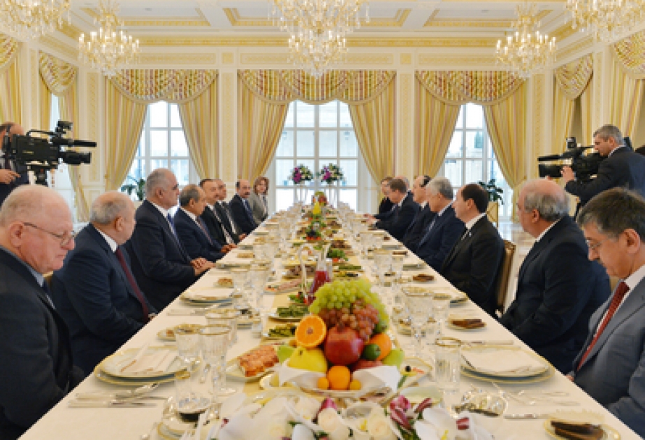 الرئيس إلهام علييف يتناول الغداء مع الرئيس الداغستاني رمضان عبد اللطيفوف