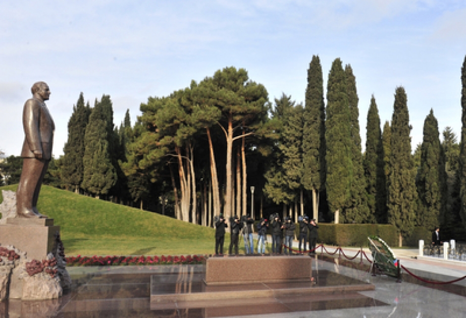 وزير حالات الطوارئ القيرغيزي يزور ضريح حيدر علييف ومقابر الشهداء