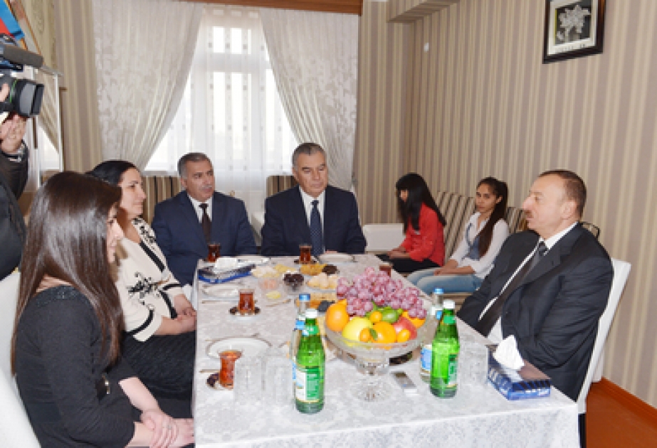 Prezident İlham Əliyev Gəncədə 1500 məcburi köçkün ailəsi üçün tikilmiş yeni yaşayış məhəlləsi ilə tanış olmuşdur VİDEO