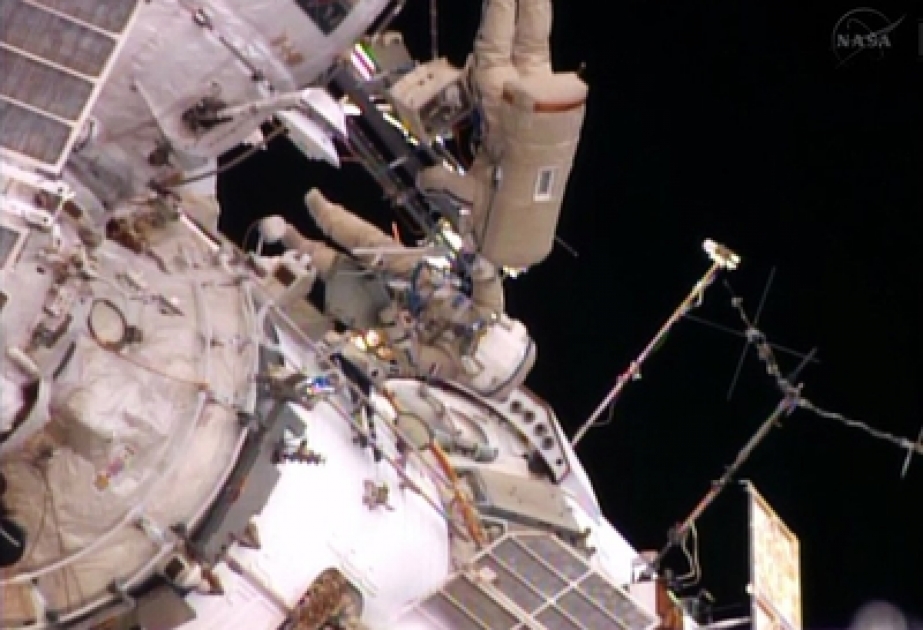 Zwei Kosmonauten montieren Kameras im Weltall