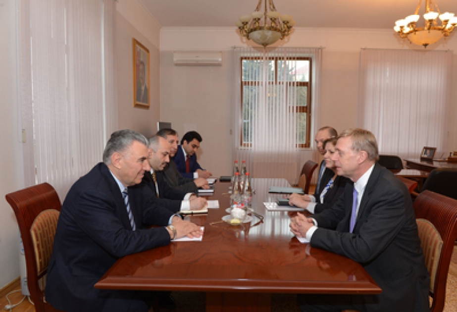 Norwegischer Botschafter in Aserbaidschan das Staatliche Komitee für Angelegenheiten mit Flüchtlingen und internen Vertriebenen besucht