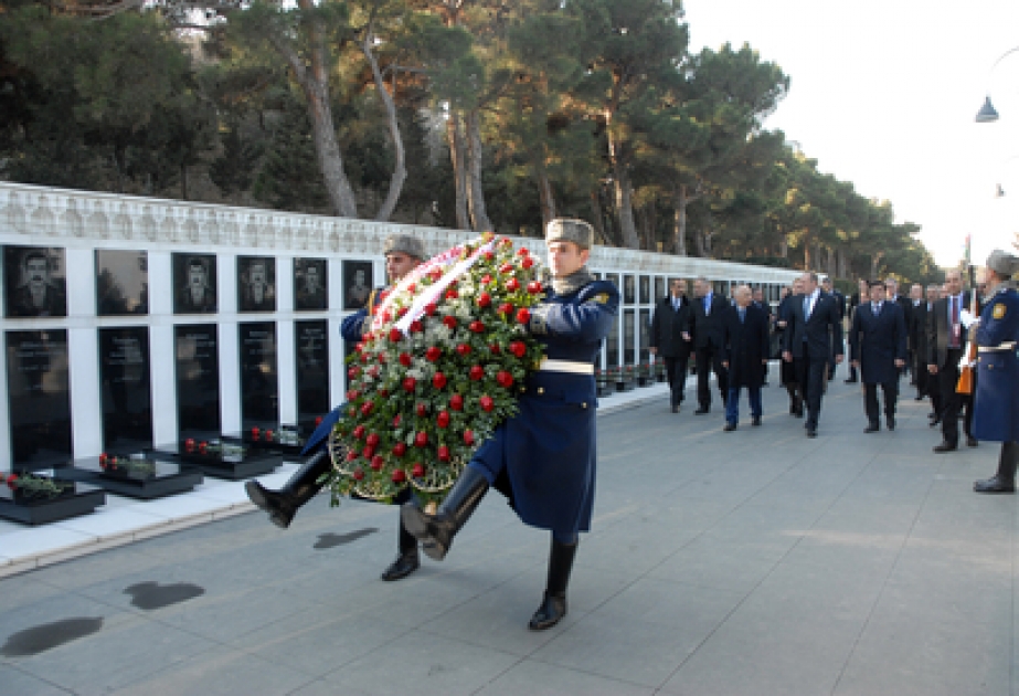 Georgian President visits Alley of Martyrs