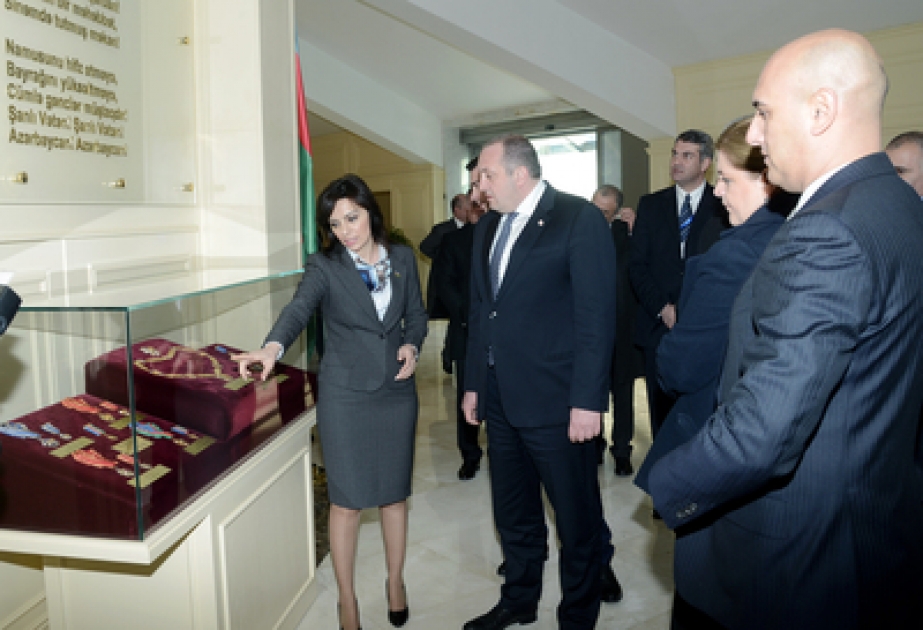 Georgiens Präsident Giorgi Margwelaschwili sich in Baku mit Staatsflaggenplatz vertraut gemacht