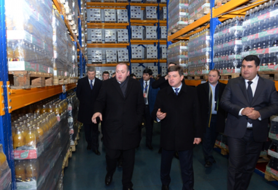 Georgiens Präsident in Gabala die Konservenfabrik besucht