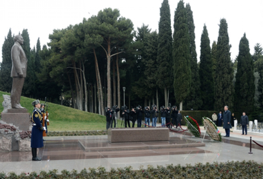 Chairman of Kazakh Parliament pays respect to national leader Heydar Aliyev and Azerbaijani heroes