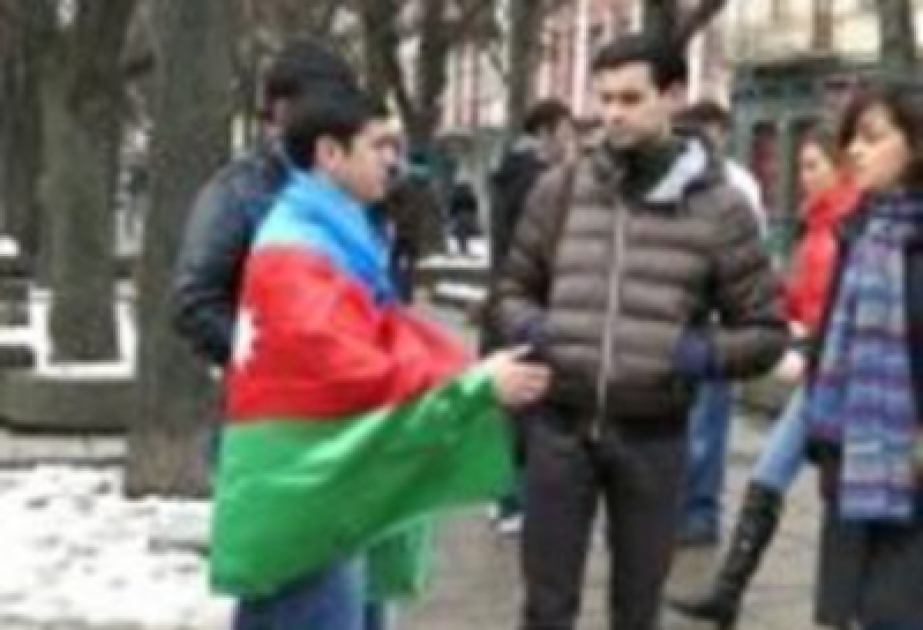 Azərbaycanlı gənclər Kaunasın mərkəzində müxtəlif mesajlı plakatlarla Xocalı soyqırımını törədənləri lənətləmişlər