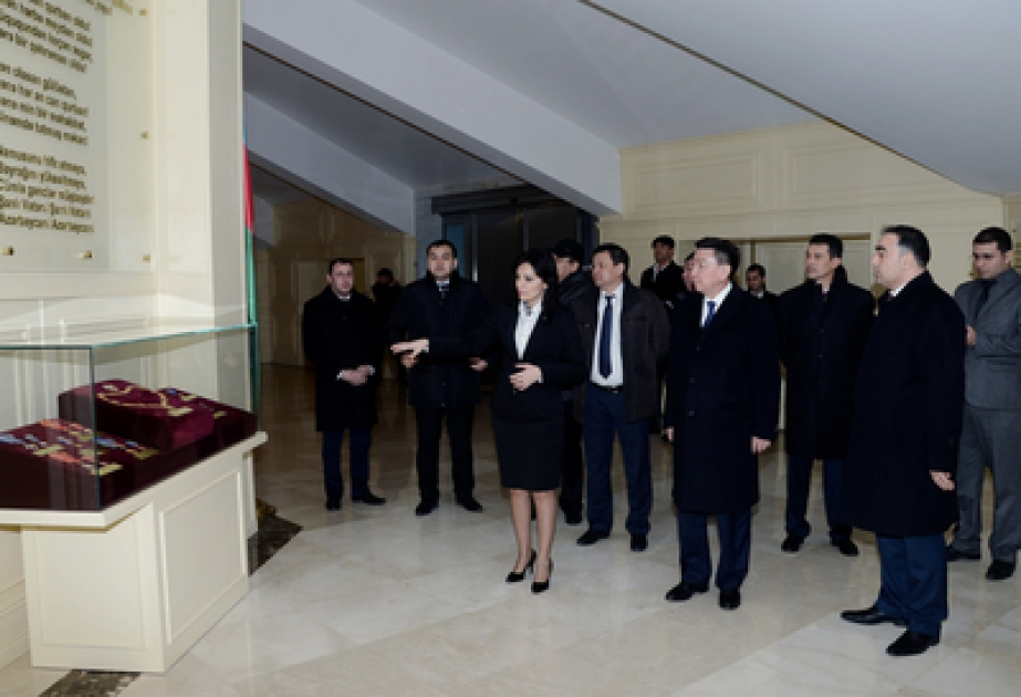 Kazakh delegation visits Flag Square in Baku
