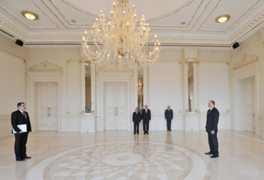 Aserbaidschans Präsident Ilham Aliyev das Beglaubigungsschreiben von neuem Botschafter Tschechiens in Aserbaidschan entgegengenommen VIDEO